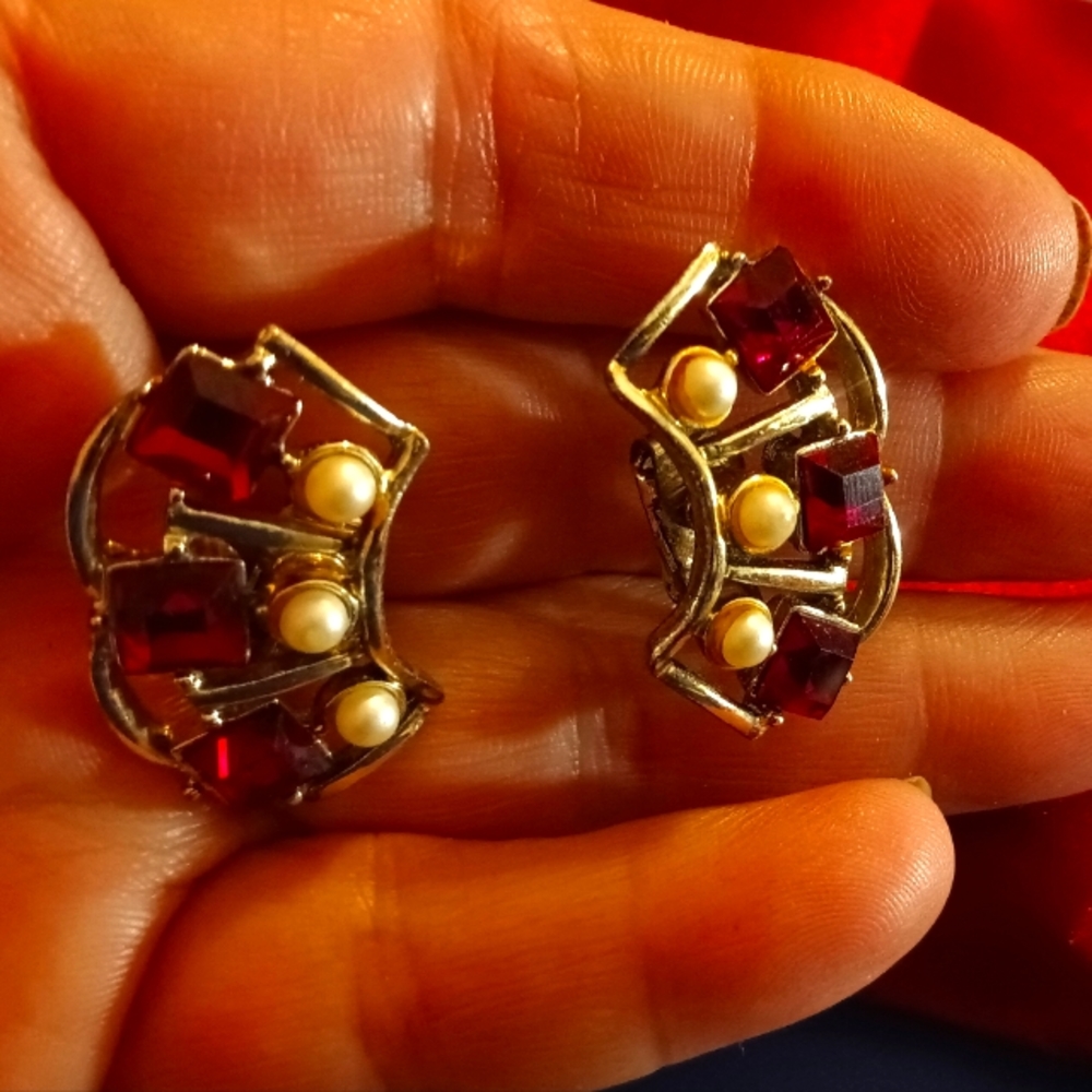 Gorgeous 1950's Clip On Earrings